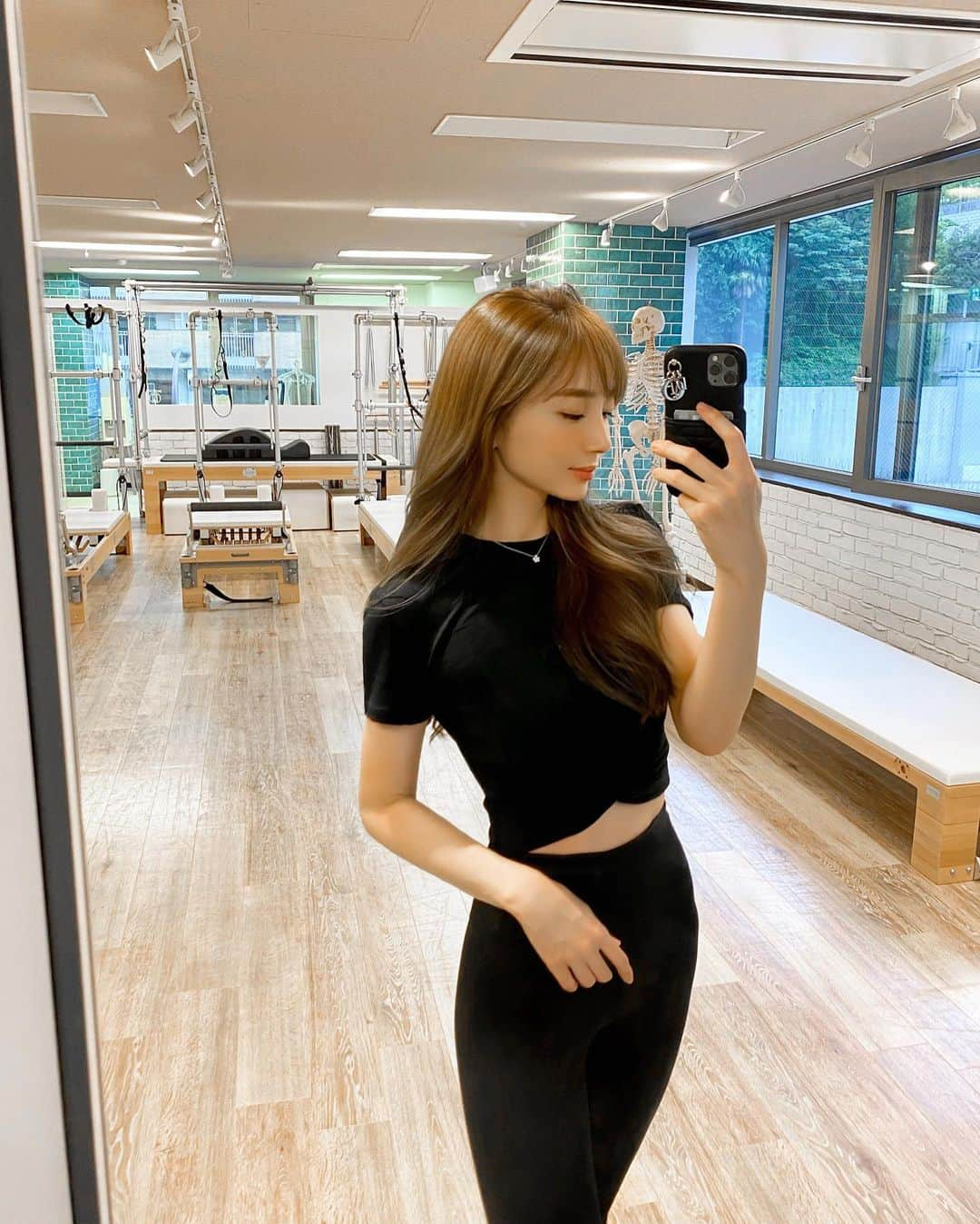 岡部あゆみさんのインスタグラム写真 - (岡部あゆみInstagram)「Pilates🧘🏻‍♀️✨ 先日ストーリーにアップしたら、凄い数のリアクションとメッセージを頂いたので是非こちらにも投稿させて下さい♡ ⁡ zen placeで初めてのピラティス体験✨初心者で不安でしたが基礎となる呼吸法から優しく教えて下さり、お腹を薄~く意識し肋骨を絞めインナーマッスルの強化🌿たった1時間のレッスンで身体のラインが明らかに変わった(動画載せました)🤳🏻 ピラティスは身体だけではなく自律神経を整える効果もあるので、健康な心と しなやかな身体作りの為に定期的に通います! ピラティスって本当凄い👏🏻感染対策もバッチリ安心なので皆さんも是非一度体験に行かれてみて下さい✨ ⁡ @zenplace_official @zenplacebasipilates_azabu  #zenplace#azabujuban#pr#zenplacepilates#ヨガ#ピラティス#マシンピラティス」8月31日 18時01分 - ayumi_okabe