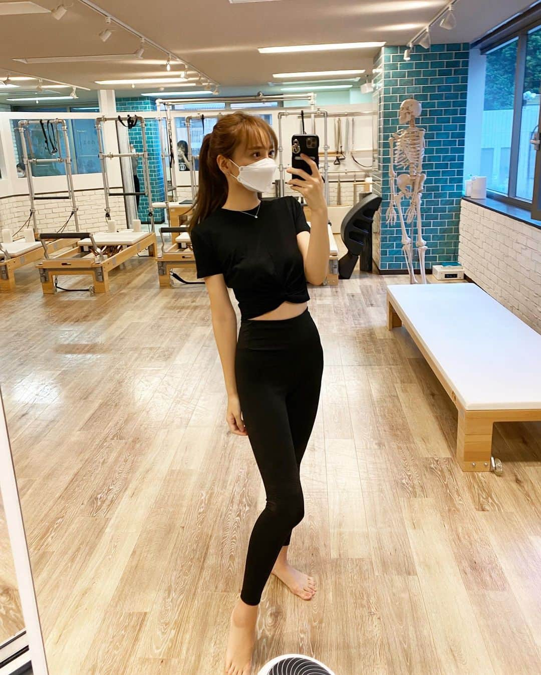 岡部あゆみさんのインスタグラム写真 - (岡部あゆみInstagram)「Pilates🧘🏻‍♀️✨ 先日ストーリーにアップしたら、凄い数のリアクションとメッセージを頂いたので是非こちらにも投稿させて下さい♡ ⁡ zen placeで初めてのピラティス体験✨初心者で不安でしたが基礎となる呼吸法から優しく教えて下さり、お腹を薄~く意識し肋骨を絞めインナーマッスルの強化🌿たった1時間のレッスンで身体のラインが明らかに変わった(動画載せました)🤳🏻 ピラティスは身体だけではなく自律神経を整える効果もあるので、健康な心と しなやかな身体作りの為に定期的に通います! ピラティスって本当凄い👏🏻感染対策もバッチリ安心なので皆さんも是非一度体験に行かれてみて下さい✨ ⁡ @zenplace_official @zenplacebasipilates_azabu  #zenplace#azabujuban#pr#zenplacepilates#ヨガ#ピラティス#マシンピラティス」8月31日 18時01分 - ayumi_okabe