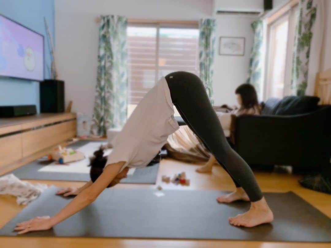 土屋アンナさんのインスタグラム写真 - (土屋アンナInstagram)「背中を真っ直ぐにしたい！ 足をもっとあげれるようにしたい！ もっともっと理想の身体づくり そのためにずーっと続けてるmakiちゃんYOGA! makiちゃんからプレゼント🎁 名前入りトゥシューズいれ❤️💖🎁❤️💖🎁❤️ 嬉し過ぎる😆  @maki.yoga_」8月31日 18時14分 - annatsuchiya0311
