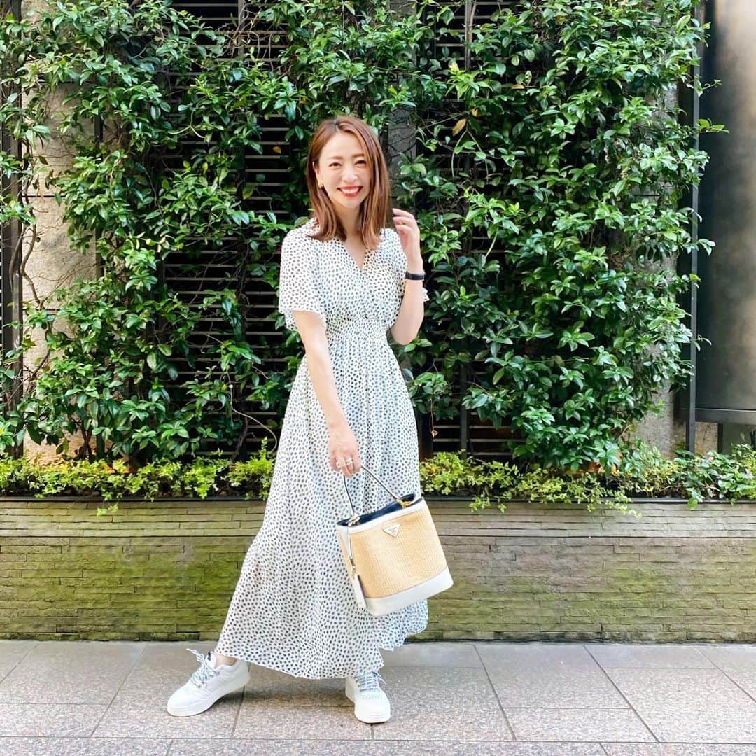 のインスタグラム：「Coordinate♡ . いつかのコーディネートですが、シフォンワンピって、女の子っぽくなりがちだけど、ダルメシアン柄だから甘すぎず好き🖤 . . #dress … @grl_official  #bag …#prada  #shoes ...#jimmychoo  . . . .  #coordinate #ootd #instafashion #outfit #コーデ #grl #グレイル #シンプルコーデ #ファッション #コーディネート #カジュアル #ママコーデ」
