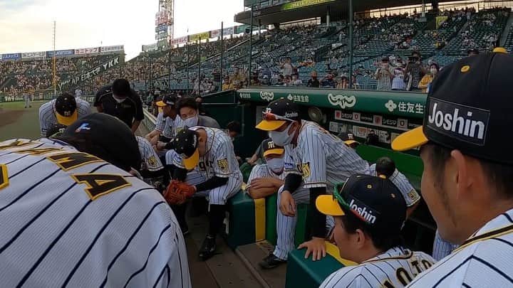 のインスタグラム：「試合前の円陣！ 今日の声出しは小幡選手です！  #小幡竜平 選手 #今日の円陣 #阪神タイガース #挑超頂」