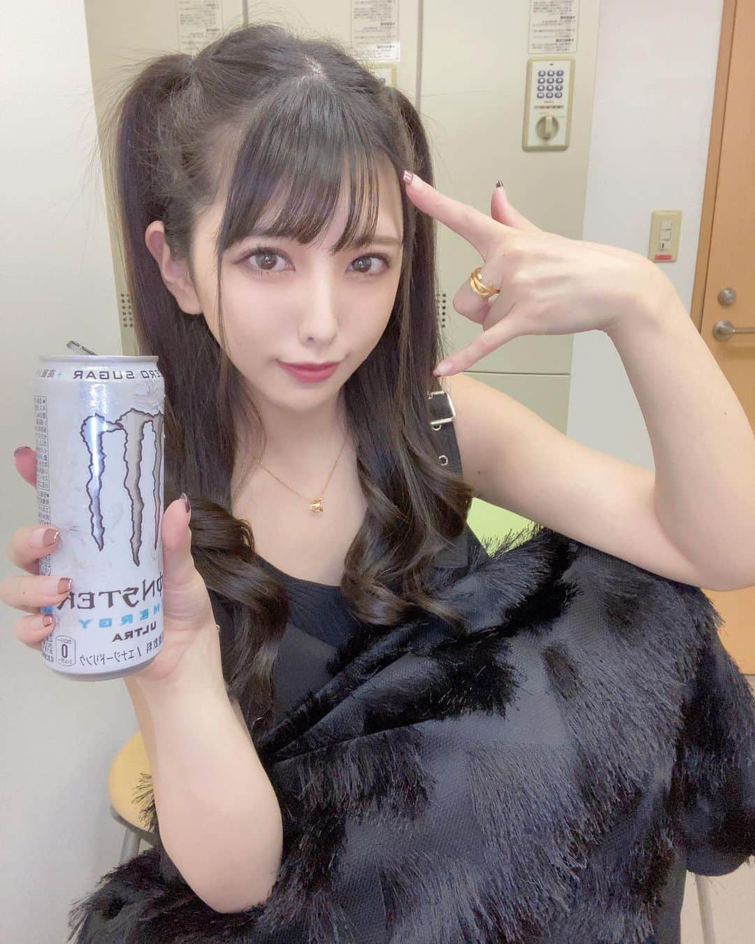 倉木しおりのインスタグラム：「変身するよ🤍  #モンスターエナジー」