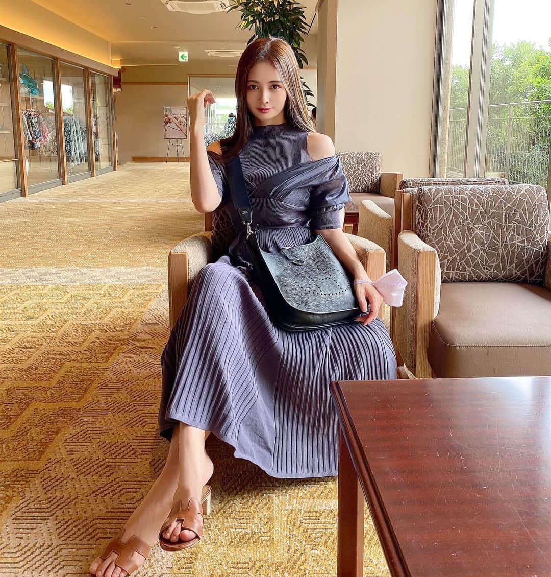 のインスタグラム：「前髪センター分けどう？ そしてめちゃ可愛いすぎワンピ🤍 @mercuryduo_com  sandal & bag : @hermes ♡ ・ ・ ・ ・ ・ ・ ・ ・ ・ ・ ・ ・ #ヘアスタイル#イメチェン#前髪#センター分け#ワンピ#ワンピース#大人可愛い#オトナ女子#子育てママ#子育て#産後#産後ダイエット#産後ママ#サンダル#エルメス#エルメス好き#赤ちゃんのいる暮らし#男の子ベビー#男の子ママ#温泉#有馬温泉#家族旅行#休日の過ごし方#温泉旅行#onsen#mercuryduo#hermes#sandals#hermès#hermesbag」