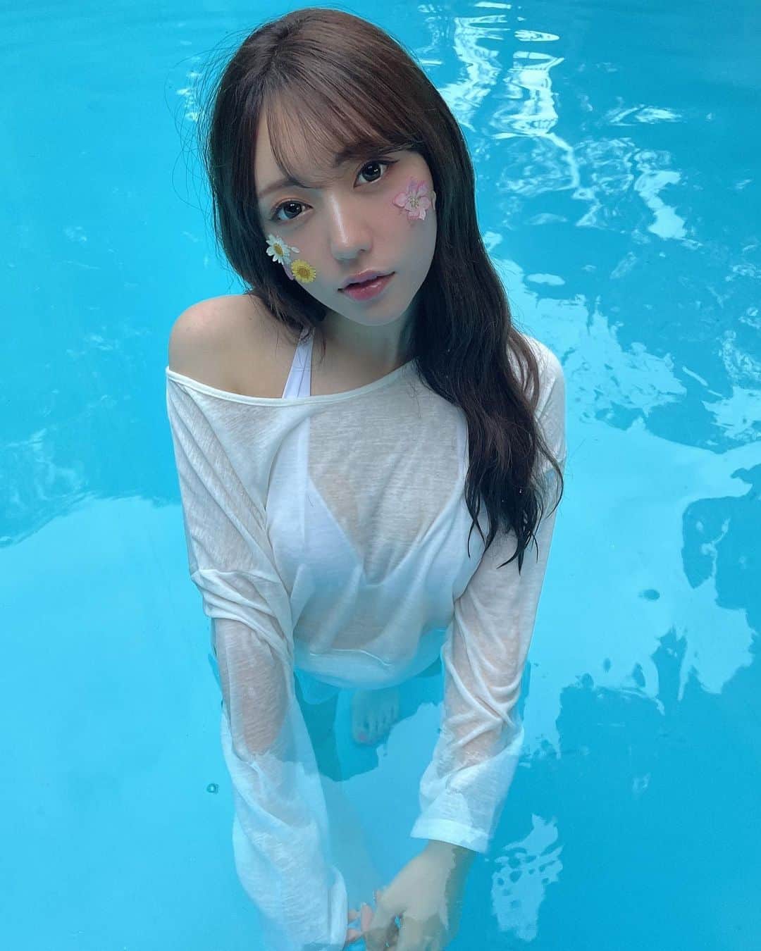 神尾美月のインスタグラム：「今年初プール(仕事だけど) 🌸🌻🏵🌹  ㅤㅤㅤㅤㅤㅤㅤㅤㅤㅤㅤㅤㅤ  #レースクイーン#神尾美月 #グラビア#カメラ女子 #ポートレート#ポートレート撮影#コスプレ#ビジョビ #instagood#instagram#l4l#japanesegirl#좋아요##셀카#셀스타그램#粉我#赞#自拍#模型#追蹤」