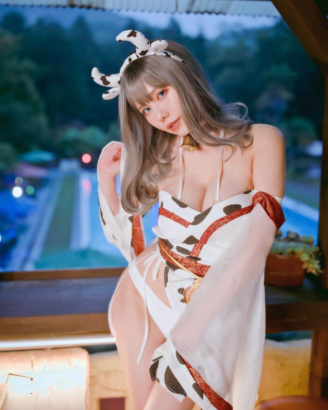 プラネットオシリスのインスタグラム：「. . 載せてない牛がいた！！！！！！！ 黒白の通常バージョン🐄 . photo/寒黙 . . . #コスプレ#コスプレイヤー#撮影#ウィッグ#カラコン#ビキニ#牛コスプレ  #cosplay#cosplayer#japanesegirl」