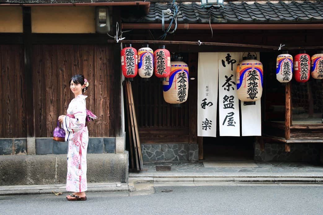 千葉真由佳さんのインスタグラム写真 - (千葉真由佳Instagram)「【京都の夢を見た】 実は幼い頃、2年半？ほど 京都に住んでいました。  残っている記憶は どこかで食べたみたらし団子  大人になってから何度か訪れたけど、 どのお団子屋かも分からず、、、。  たまに夢でなんとなく昔の風景が出てくるけれど、 見たままの風景にはなかなか出会えないんですよね〜。 それが本当に京都にあるものなのかただの夢で作り物なのか。  コロナが落ち着いたら また夢の中の風景を探しに行きたいものです🥲  (※写真は2019年の夏です🌻)  #京都#ゆかた#浴衣散歩#散策 #夏#アナウンサー#キャスター#青森#千葉真由佳#旅行#trip #japan#kyoto#yukata#黒髪#2019#8月」8月31日 10時59分 - mayuka.chiba