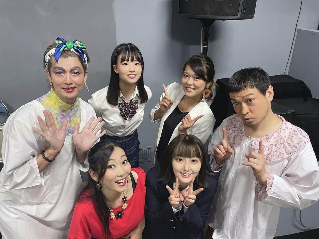 新井愛瞳さんのインスタグラム写真 - (新井愛瞳Instagram)「エンターテインメント風集団 秘密兵器 MISSIONINPOSITIVE  27th Attack『情熱大爆笑』 無事に全公演終了いたしました。 ⁡ ご来場いただきました全ての皆様 ありがとうございました！ いかがでしたか？ ⁡ 新しく覚えることが多くて、 こんなにも知らないことがあるんだと 正直何度も折れそうになりました。 でも、こんな大事な役どころ、私が折れてどうすんだ と何度も喝を入れ直しただただ吸収していく日々でした。 稽古中、本番中、 共演者の皆様にはご迷惑を沢山おかけしました。。 ⁡ でも、セリフのひとつひとつを 自分に言い聞かせていくと渋木螢という人物が 愛おしくなって、周りの登場人物も大好きになって 本番中は楽しさしかなかったです！ ⁡ 久しぶりの長期の大仕事でしたので 終わった今は寂しさ、達成感が混同してます。 貴重な、素敵な日々だったなと感じました。  写真はほんの一部。 家族、親友、そして女子チーム笑 まだまだあるので後日載せます。 ⁡ 渋木螢として生きたこの日々が とても幸せです。ありがとうございました。」8月31日 11時09分 - arai_manami_official