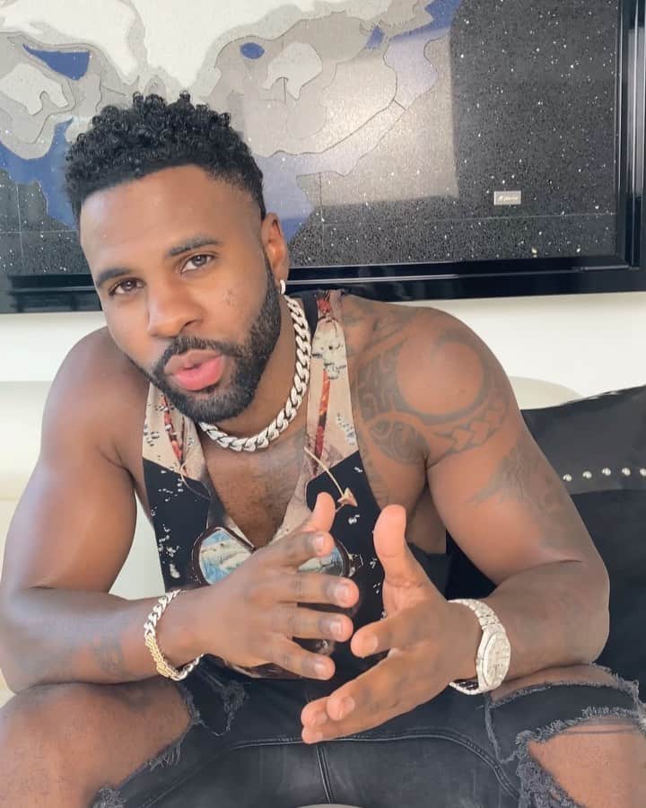 ジェイソン・デルーロのインスタグラム：「This year teachers need more help than ever. That’s why @iheartradio and @donorschoose are partnering with #iHeartBacktoSchool a fundraising campaign to help public school teachers get essential classroom supplies. @playosmo will match your donation up to $50k. To donate, head to www.donorschoose.org/iHeartBTS and pick a project that inspires you!」