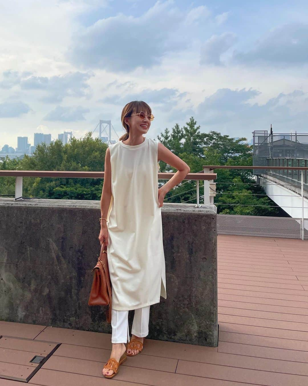 春名亜美さんのインスタグラム写真 - (春名亜美Instagram)「世の中が秋モード出してくるけど、実際は30度超えのこの時期。 何着るか迷うよね 最近息子のスケボーの付き添いばっかりしてたから、こういう格好久しぶり。笑 ・ #ワンピース @moussyofficial  #パンツ @fromfirstmusee  #bag @hermes  #shoes @hermes  ・ ・ ・ #ママコーデ #ママコーディネート#hermes  #hermeskelly #moussy #fromfirstmusee」8月31日 11時21分 - amiharunaami