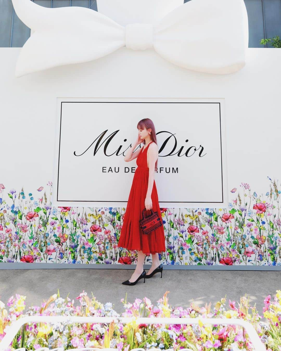 鈴木えみさんのインスタグラム写真 - (鈴木えみInstagram)「MISS DIOR EXHIBITION  ディオールのクチュールフレグランス「ミス ディオール」の新たな生まれ変わりを祝し開催されるエキシビション「AS SEEN BY」 国際的なアートシーンで活躍する10名の女性アーティストの作品たちが展示されます。 ミス ディオールのポップアップストア内のカフェでは、スペシャルなドリンクやラデュレによるマカロンなども登場💗 #MISSDIOR #ミスディオールアートイベント」8月31日 11時58分 - emisuzuki_official