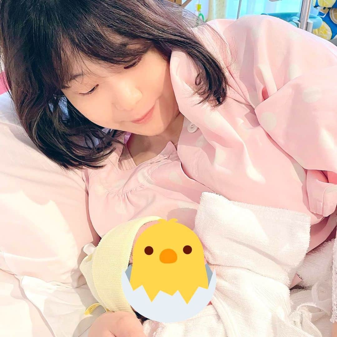 小嶋みつみさんのインスタグラム写真 - (小嶋みつみInstagram)「【ご報告】 無事に2380gの女の子ちゅんを出産致しました。母子ともに健康です！皆さまからのたくさんのエールありがとうございました。新しい命の暖かさを感じて今はとても幸せです。 これからは共にいろんなことを学びたくさんのことを発信していきたいと思います。 今後ともよろしくお願い致します。  #出産 #子育て #あかちゃんのいる生活」8月31日 11時56分 - meetme0323