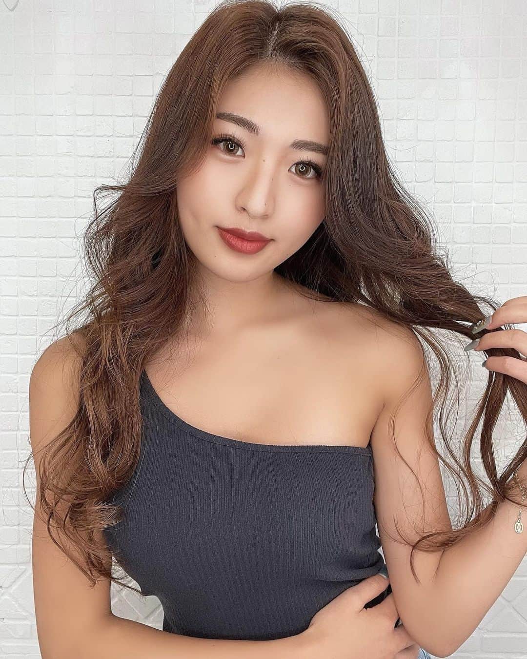 MIYABIのインスタグラム：「こんにちは🌞  昨日はMV撮影でバタバタてて投稿できず、すみませんでした🥺🙏 たくさんのDMにパワー頂けたので今日も頑張れそうです✨😌  撮影前に @ankhcross_harajuku さんにてエクステ60本とカラーと超音波トリートメントで綺麗にして頂きましたぁ😳💜  髪の毛サラッサラで映ってると思うのでMV楽しみにしていてくださいねっ💕  @tamako_tamako さんにして頂くエクステは、取れたことないし質もとっても良いのでめちゃくちゃオススメ💇🏻‍♀️💕 インスタ是非チェックしてみてください✨  それでは収録いってきまぁす💜  #cyberjapandancers #サイバージャパンダンサーズ #cjd_miyabi #ミヤビーム  #エクステ #カラー #アンククロス」