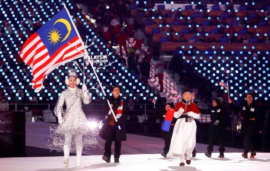 ジュリアン志傑乙のインスタグラム：「Selamat Hari Merdeka to Malaysia! The day Malaysia gained independence 64 years ago. 🎉🇲🇾  Also, what a coincidence that I was at the Malaysian High Commission in Ottawa a day before Merdeka!😅」