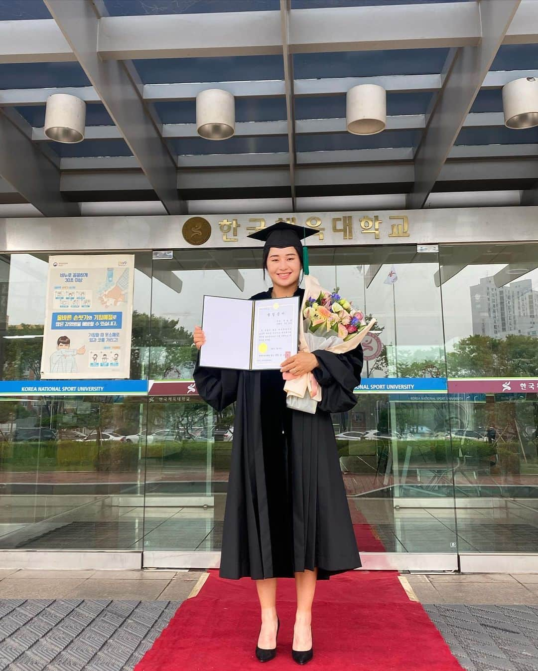 イ・ジョンウン6さんのインスタグラム写真 - (イ・ジョンウン6Instagram)「졸업👩‍🎓 얏호~~   그동안 큰 도움주신 박영민교수님과 조교오빠 그리고 한국체육대학교 너무 감사드립니다🙏  보고싶구나 나의 동기들이여 🥳@five_hwan528 @hanbyeol_123 @sungho____yun @jaeil_kim6799 @s_b_jang   #졸업 #졸업식 #한국체육대학교 #graduate #university」8月31日 12時49分 - __________6ix