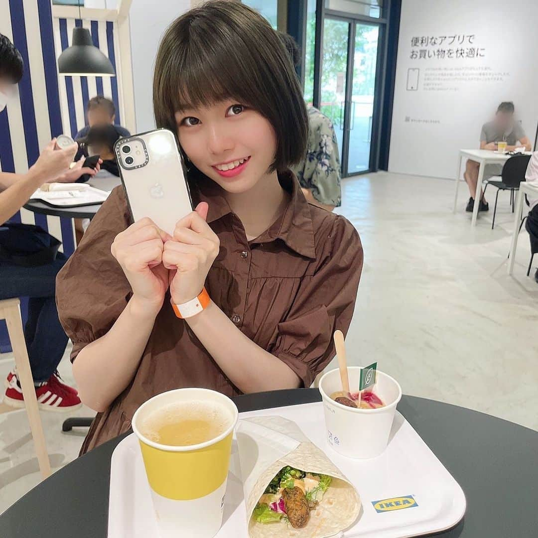 ゆーりさんのインスタグラム写真 - (ゆーりInstagram)「夏休み終わっちゃったぁぁ🥲？？ ･ ･ みんなの夏休みの1番の思い出は〜？？ ･ ･ ･ ついこの前、はじめてIKEAでご飯食べてきたよん🚶‍♀️ IKEAのご飯ずっと気になっててスルーしてたんやけど初めて食べてたからちょっと嬉しかった！笑 ミートボールすき☺️☺️☺️ ･ ･ ･ ･ あと、 @casetify @casetify_jp さんから新しくiPhoneケースを頂いちゃった！！ iPhone12に変えてから白にしたんだけど、白も見えつつカメラの周りは黒で囲んでるからワンポイントで良い感じ😘👍 ･ ･ ･ ･ ･  #tiktok  #youtube  #instagood  #instagram  #hair  #makeup  #fashion  #summer  #vacation  #lunch  #delicious  #phitography  #camera  #japnese  #followforfollowback  #ikea #casetify  #showyourcolours  #pr」8月31日 18時47分 - 0906yurin