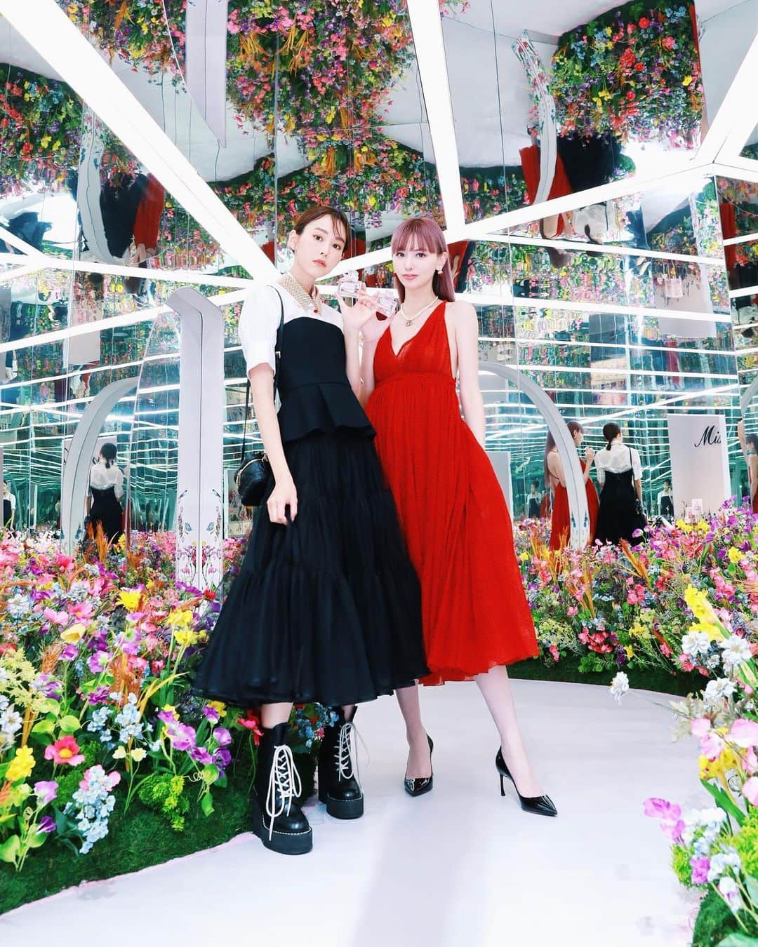 鈴木えみさんのインスタグラム写真 - (鈴木えみInstagram)「メイクと美玲と、鏡とお花♡ #MISSDIOR #ミスディオールアートイベント」8月31日 13時56分 - emisuzuki_official