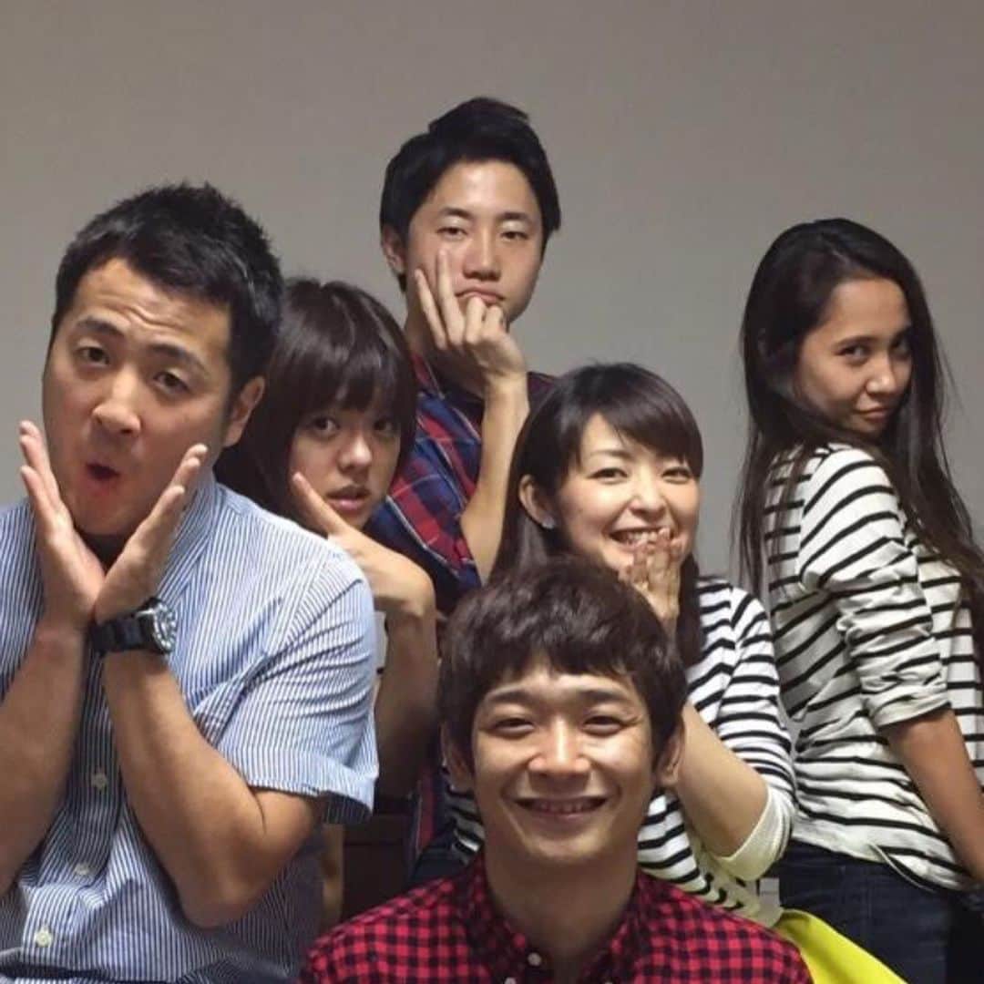 喜多ゆかりのインスタグラム：「2014年です。 7年前です。 懐かしいです。 おは朝メンバーで集まって、 みんなでよく 手巻き寿司をしてました。 トロたく最高。  今日は、銀シャリ鰻さん、通称うなちゃんのお誕生日です。 最強の童顔うなちゃんも38歳です。  うなちゃんが、おは朝に初めて来たとき。 『ボク、ヤバいんですよー。 絶対ヤバいこと言っちゃうんですよー。』と ずっと言ってました。  結果、ヤバいことは 数回あったくらいでした。笑  顔を交換したことも ありました。 どちらも どこかで会ったことありそうな 顔でした。  とにかく、 とても優しくて 裏表がなくて、 いつも笑顔で、 たまに目の奥が笑ってなくて、 神秘的で、 なかなか掴めない まさに 鰻のような方です。  もっと 心の中を覗きたくなるような 芸人さんです。  うなちゃん豆知識 ①奥さん 高校の同級生 ②ウナちゃんのインスタで 一番興奮したのは ジャスティスビーバーの タトゥーイラスト ③歯を白くしようとして、ヤスリで擦ったことがある。(←絶対ダメ❗️) ④鼻に1円玉が入る  #誕生日 #おめでとう #happybirthday  #銀シャリ #鰻和弘誕生祭 #おはよう朝日です #おは朝 #金曜 #コメンテーター」