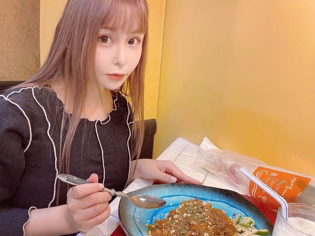 利咲さんのインスタグラム写真 - (利咲Instagram)「カレーの試食会へ🍛 カレーは大好きなのでいろんなカレーよく食べてます😻🍴 こちら上等カレー飯田橋店の2階にある #アルクロード さん。 私はスパイスチキンカレーを頂きました。名前の通り、多種のスパイスが効いていて本当に美味しかったです💕 私は辛いものが好きな方ですが辛いカレー好きの人にぴったりのホットな香辛料🌶 油も抑えて作られているそうで身体にも良さそう✨ 油控えめなのはダイエットにもとても嬉しい👍  また、こちらのカレーは全て #ハラールフード 認証取得予定だそうです。 #ハラール認証 が付いているご飯屋さんってあまりないと思うので他と差が付きますよね。  試食会以降に更にパワーアップすると思いますのでお近くの方、カレー好きな方、ぜひ遊びに行ってみてくださいね🤍 9月末オープン予定です🍛 身体に優しくて美味しいスパイスカレー、ぜひ食べてみて欲しいです〜  #上等カレー #飯田橋 #スパイスカレー #ビリヤニ #キーマカレー #スパイスカレーアルクロード #飯田橋グルメ #飯田橋駅 #🍛 #🌶 #スパイスチキンカレー #spicecurry #ハラール #harald #ハラール料理 #ハラール認証店 #spicecurryalkroad #ALKROAD #カレー部 #カレー好きな人と繋がりたい #カレースタグラム #カレーインスタグラマー #カレー好き #カレー女子 #カレー活動  #カレー に関するタグをつけまくるの巻 #あなたの好きなカレー はなぁに？」8月31日 14時42分 - himeringo908