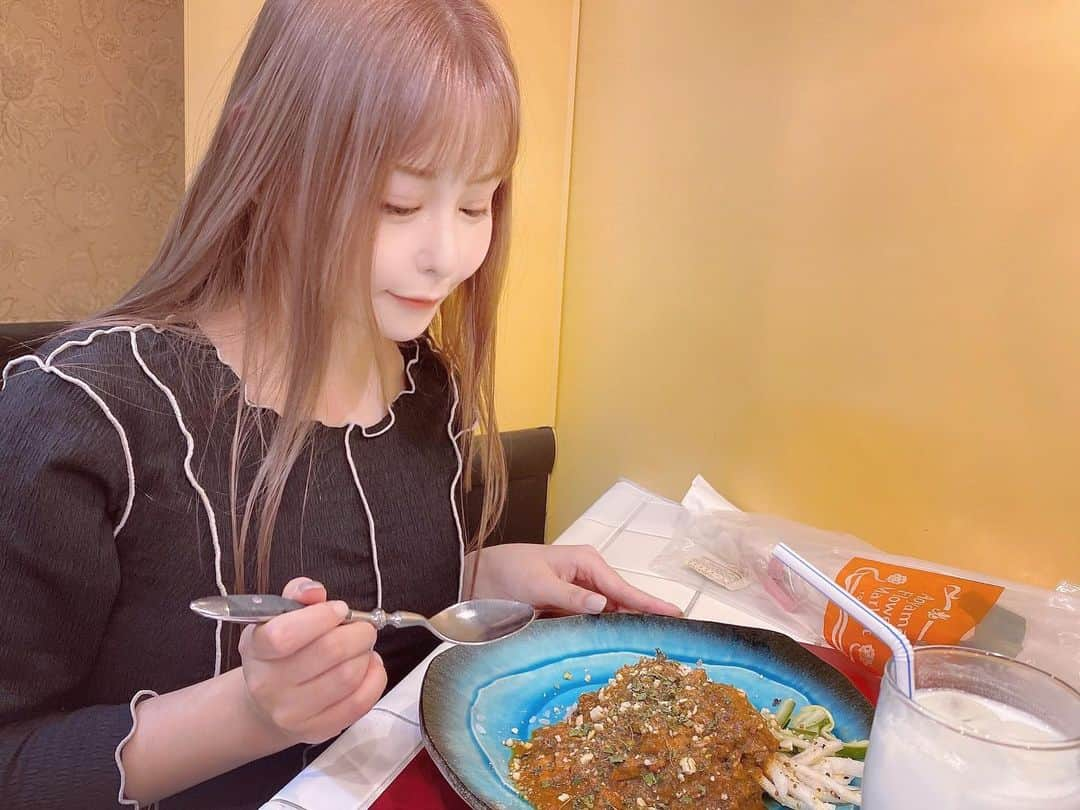 利咲のインスタグラム：「カレーの試食会へ🍛 カレーは大好きなのでいろんなカレーよく食べてます😻🍴 こちら上等カレー飯田橋店の2階にある #アルクロード さん。 私はスパイスチキンカレーを頂きました。名前の通り、多種のスパイスが効いていて本当に美味しかったです💕 私は辛いものが好きな方ですが辛いカレー好きの人にぴったりのホットな香辛料🌶 油も抑えて作られているそうで身体にも良さそう✨ 油控えめなのはダイエットにもとても嬉しい👍  また、こちらのカレーは全て #ハラールフード 認証取得予定だそうです。 #ハラール認証 が付いているご飯屋さんってあまりないと思うので他と差が付きますよね。  試食会以降に更にパワーアップすると思いますのでお近くの方、カレー好きな方、ぜひ遊びに行ってみてくださいね🤍 9月末オープン予定です🍛 身体に優しくて美味しいスパイスカレー、ぜひ食べてみて欲しいです〜  #上等カレー #飯田橋 #スパイスカレー #ビリヤニ #キーマカレー #スパイスカレーアルクロード #飯田橋グルメ #飯田橋駅 #🍛 #🌶 #スパイスチキンカレー #spicecurry #ハラール #harald #ハラール料理 #ハラール認証店 #spicecurryalkroad #ALKROAD #カレー部 #カレー好きな人と繋がりたい #カレースタグラム #カレーインスタグラマー #カレー好き #カレー女子 #カレー活動  #カレー に関するタグをつけまくるの巻 #あなたの好きなカレー はなぁに？」