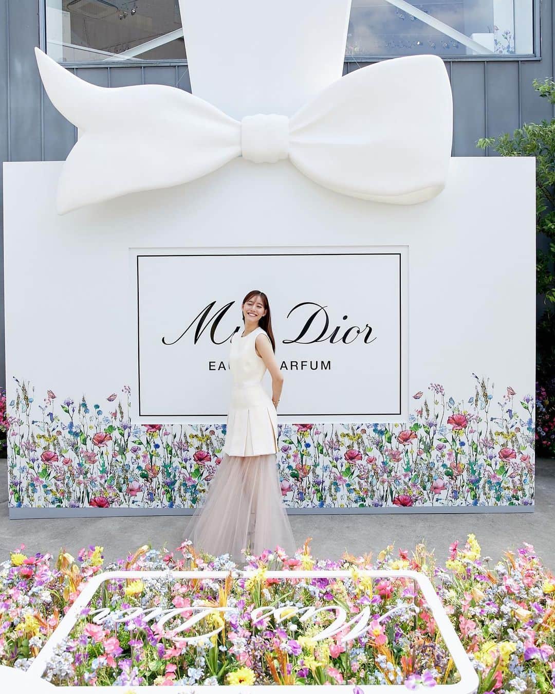 新木優子さんのインスタグラム写真 - (新木優子Instagram)「Miss Dior THE NEW FRAGRANCE 9月3日に新たに生まれ変わる #ミスディオール の世界観を体験してきました‼︎  幾千もの花々に囲まれた会場はフレッシュだけど甘い大人の香りに包まれたような気持ちになりました🌹 ミスディオールのボトルも自分のご褒美だったり、特別な日大切な人に送るのにも素敵なパーソナライズができたり。 特別な空間で、素敵なディスプレイを観たり新しい香りを試したり。 色んなの感覚を体験しながら感じることができました☺️  @diorbeauty @dior  #ミスディオールアートイベント #DiorJoaillerie」8月31日 15時16分 - yuuuuukko_
