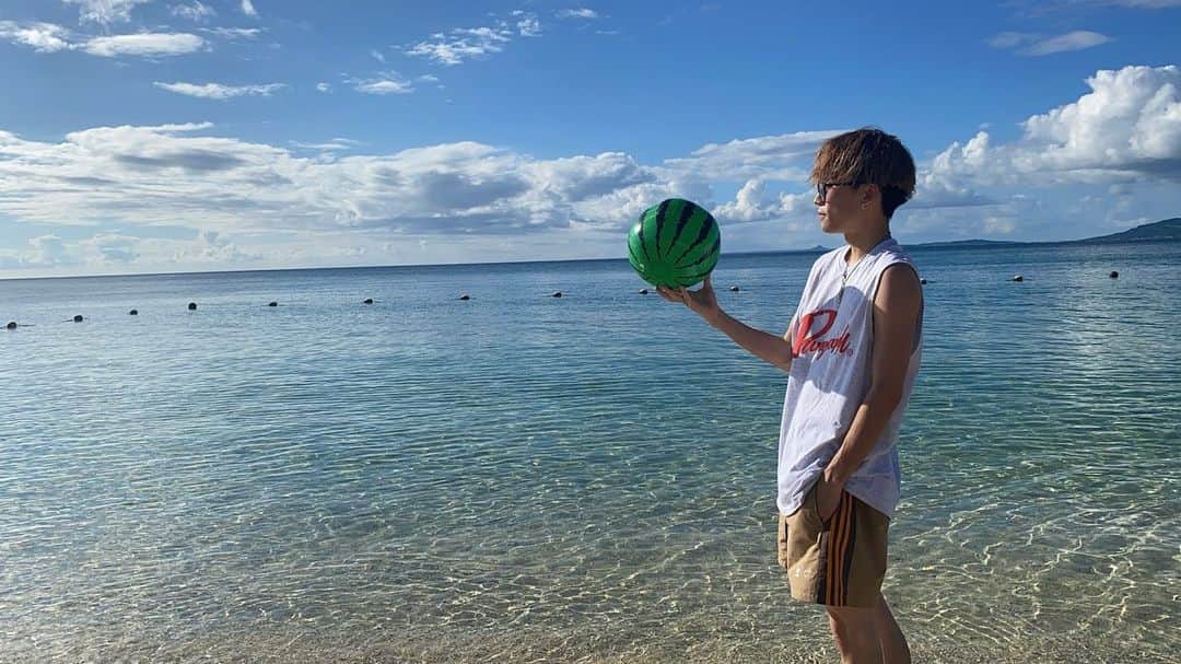 ゆうたのインスタグラム：「沖縄の海綺麗すぎました 写真はポーズを決めてみたもののダサすぎたため小道具を投げた風景です。  水平線が綺麗に見えて宇宙を感じました。 仕事でも楽しい沖縄はやっぱりすごい。 #8月終了」