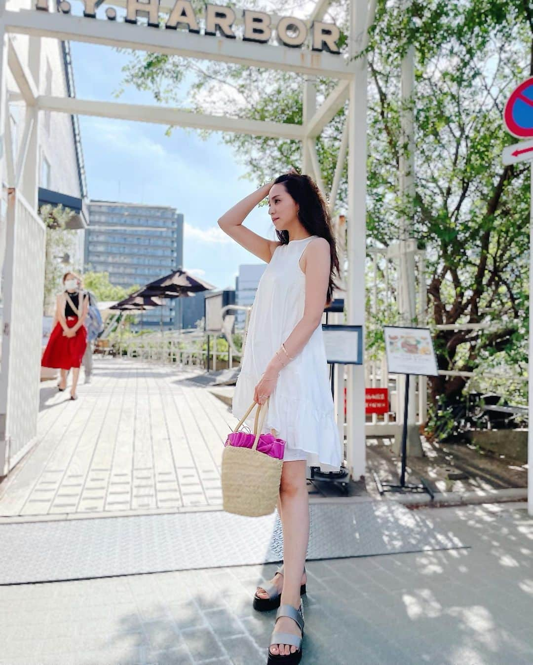 杉ありささんのインスタグラム写真 - (杉ありさInstagram)「💛🧡💛🧡 気が付いたら今日8/31！？ 夏が終わるー🥲  夏って本当に短いですよね。 雰囲気7,8月しかない！🌞 9月になるとまだ暑くてもなんとなく秋というモードに入る気がします。 ああー普通に一日中家事して終わった8月ラストの日です🌻笑  せめてもの、撮り溜めていた夏の私服載せます📷🌴🌺 ブランドはタグ付けしてありますので良かったらチェックしてみてくださいね☺︎ この日はとにかくとにかく暑かった… 🩰写真を撮っている時のみマスクを外しています」8月31日 15時38分 - itsmeariiisa