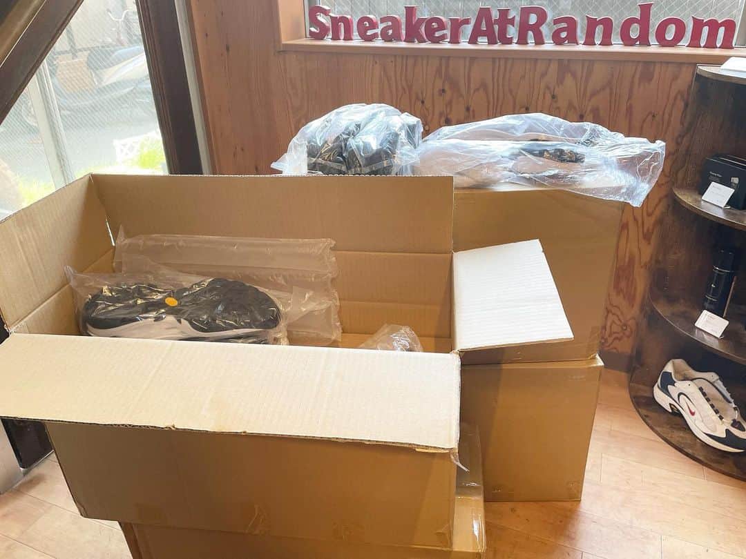 Sneaker At Randomのインスタグラム：「入荷待ちしていたビブラムソールが届きました！  修理お待ち頂いているお客様に、 出来るだけ早くお届けできるよう努めます。  #ソール #vibram  #スニーカー好き#スニーカーアトランダム #スニーカー #スニーカー修理 #修理職人 #市川 #本八幡 #大阪 #心斎橋 #sneakeratrandom #sneaker #shoestagram #repair」