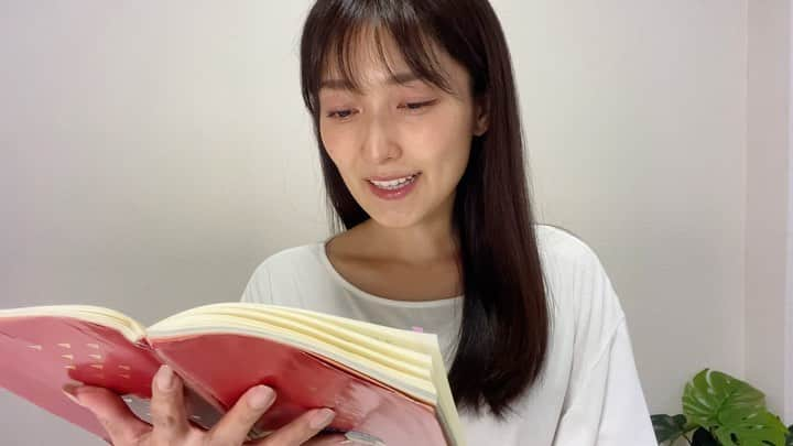 大澤有紗のインスタグラム：「所属事務所vivienneのYouTubeチャンネルにて📺 新しい動画がアップされました🙏🏻 テーマは『戦争』。 「私の昭和20年3月」という本の一部を朗読させていただきました📕 図書館で見つけたこの一冊。 浅草小学校の生徒さんだった方達が、当時を振り返った手記を残してくださっていました。 『戦争』を語り繋いでいきたいという使命感を、やっと確信できたこの頃に、こういった形で動画として残すことが出来る事に心から感謝します。 明るい話ではないし、気分を害してしまう方もいらっしゃるかもしれませんが、少しでも誰かの心に響く何かをお届け出来たらと、強く思います。 ここではほんの一部分をかいつまんだものなので、YouTubeを通して、この１つの物語を知っていただけたら。 「vivienne」公式YouTubeチャンネルにて公開中です🙏🏻  #大切にしたい #残したい #繋げたい #継いでいく #あの日の記憶 #昭和20年3月10日 #東京大空襲 #浅草 #愛する地元 #浅草小学校 #朗読 #戦争 #youtube #辛い話 #見てくださって #感謝します」