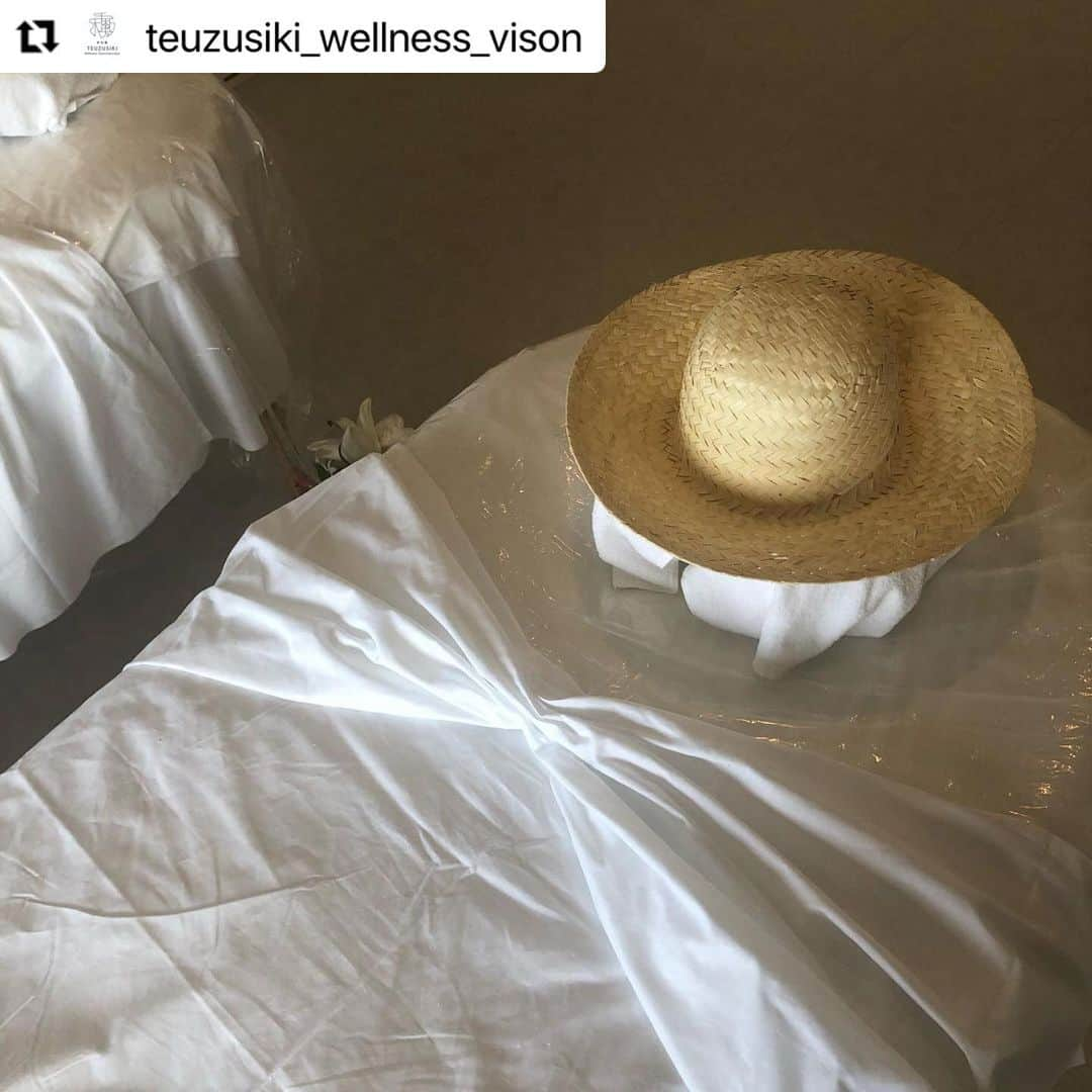 HARUKO（真木明子）さんのインスタグラム写真 - (HARUKO（真木明子）Instagram)「❤️❤️❤️❤️❤️ #Repost @teuzusiki_wellness_vison with @make_repost ・・・ Feel naked. #sustainable #sustainability   なにもしないインテリア 真に必要なものだけ  愛でるものだけ  TEUZUSIKIの Wellness Sanctuary Spaは、 HOTEL VISON 9F スタッフ専用のバックステージににひっそり存在して、既存のスパのイメージからかけ離れている  サインも、アクセス表示だけ  ここはなんだろう？って開けた扉の先に お客様が自由なドラマを旅するスペースが広がり  技術と生粋の素材によって、トリートメント後にも心に新しい風や透明感、気づきや発見  身体には、ウェルネスの体感が広がる  是非ご体験ください。   HOTEL VISON 9F 完全予約制 (Spa営業時間13:30-22:00 最終受付21:00）  TEUZUSIKI Wellness Sanctuary Spaへの ご予約は、 HP Web予約は24h または info-vison@teuzusiki.jp  お電話　0598-67-5871   お待ち申し上げます。  #teuzusiki #vison #wellness #massage #spa #healing #beauty #honzo #taki #salybeautism  #aromatherapy #captivateperfume #teuzusikiwellnesssalon #鈴木サリー #ヴィソン　#本草湯　#多気　#theartisanspirit #三重　#一人旅　#retreat #spaday #relax   #amazingtherapist」8月31日 15時55分 - haruko227