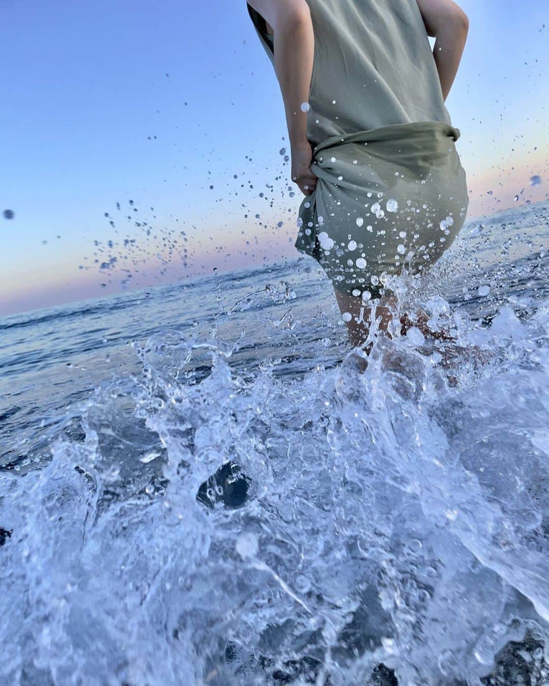 佐々木あさひのインスタグラム：「８月も最後かぁ🍉 暑くて思考停止するし、 化粧崩れるし、 エアコン寒いし、 日焼け止め塗るのも塗り直しも面倒、 太陽を気にして歩くのもストレスだし、 紫外線のバカヤローと思う日も多かったけど、  やっぱり夏が大好きだし もう終わりなのかと思うと寂しい🥺 めんどーな女だけど、これが本心🙄w  #夏よまだ行かないで #暑い暑いも好きのうち」