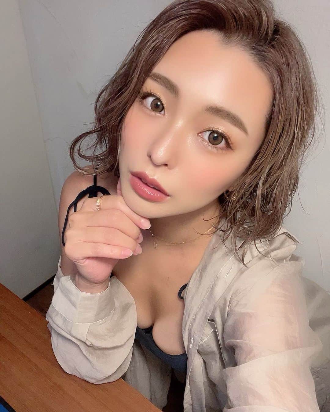 Hitomiのインスタグラム：「❤︎  昨日はwith LIVEありがとうございました❤️ みんなとお話できて楽しかったなーー😚 また今夜もお話しできる方よろしくお願いしますね😚🌸  そして髪の毛も褒めてもらえて🥺❤️ 最後ちゃんとした姿みんなに 見てもらうために綺麗にしてもらったんだよー😆💗 配信でもDMでもすごく似合ってるって たくさん言ってもらえて嬉しい🥰💕 ヘアセットもカラーもとってもお気に入り☺️ 今夜はなんの服着ようかな🥺💐  #cyberjapan #cyberjapandancers #サイバージャパン　#サイバージャパンダンサーズ　#美容室　#美容day #ショート　#ショートカット」