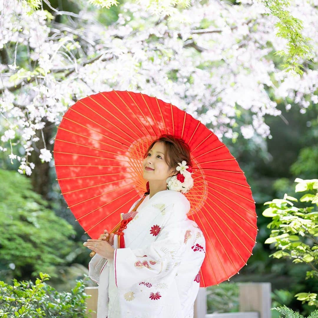のインスタグラム：「ソロと全身👘✨  #ウェディングフォト #フォトウェディング #和装ヘア#和装#髪飾り #白無垢#ヘアアレンジ #wedding#kimono#桜#🌸 #撮影#portrait#ロケ#ファインダー越しの私の世界#東京カメラ部#カメラ#一眼レフ#カメラ女子#いいね#コメント#ありがとうございます」