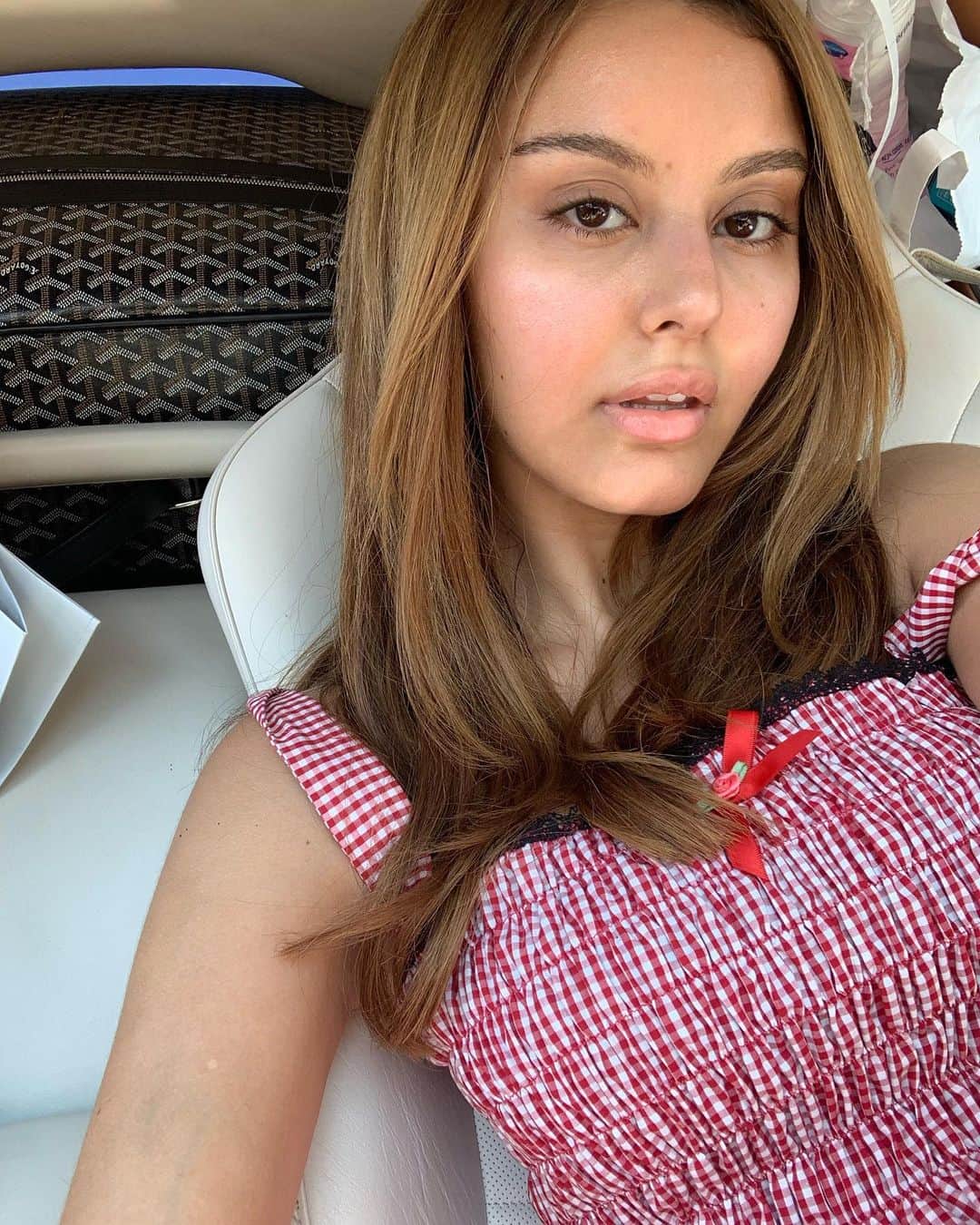 ザヒア・ドゥハールのインスタグラム：「Makeup vs no makeup」