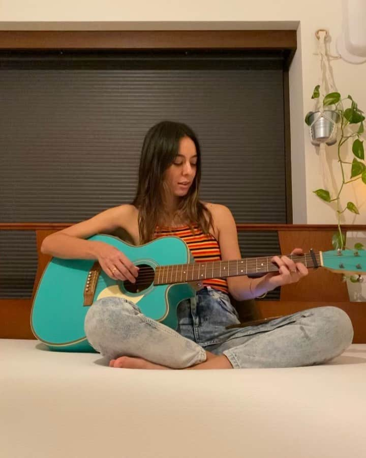 MiChiのインスタグラム：「First time I picked up my guitar in 3 months 🤭🌈💭💕  #gugusleep#gugutime#guguマットレス#gugusleepy#sleepyeyes#bedhead#whatawonderfulworld#louisarmstrong#bed#myfavoriteplace」