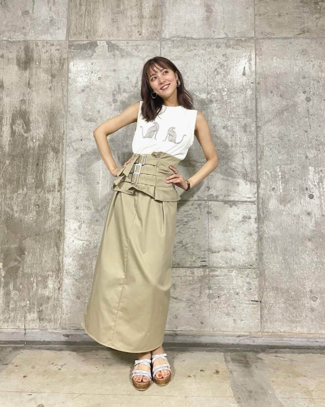 石川恋さんのインスタグラム写真 - (石川恋Instagram)「Mix&match fashion 2021 Summer🌻 メインTシャツ▶︎▶︎#AmeriVINTAGE スカートとの着回しはシンプルにロングスカートと！ この私服企画、もう夏終わっちゃうのに 残りの夏ver.UPするの忘れてたよ〜〜 駆け込み😳😳 まだもう1パターンあるので後ほど❤️‍🔥笑 #StyledbyRen #ootd  styling support & photo by @kon_543」8月31日 19時06分 - ren_ishikawa