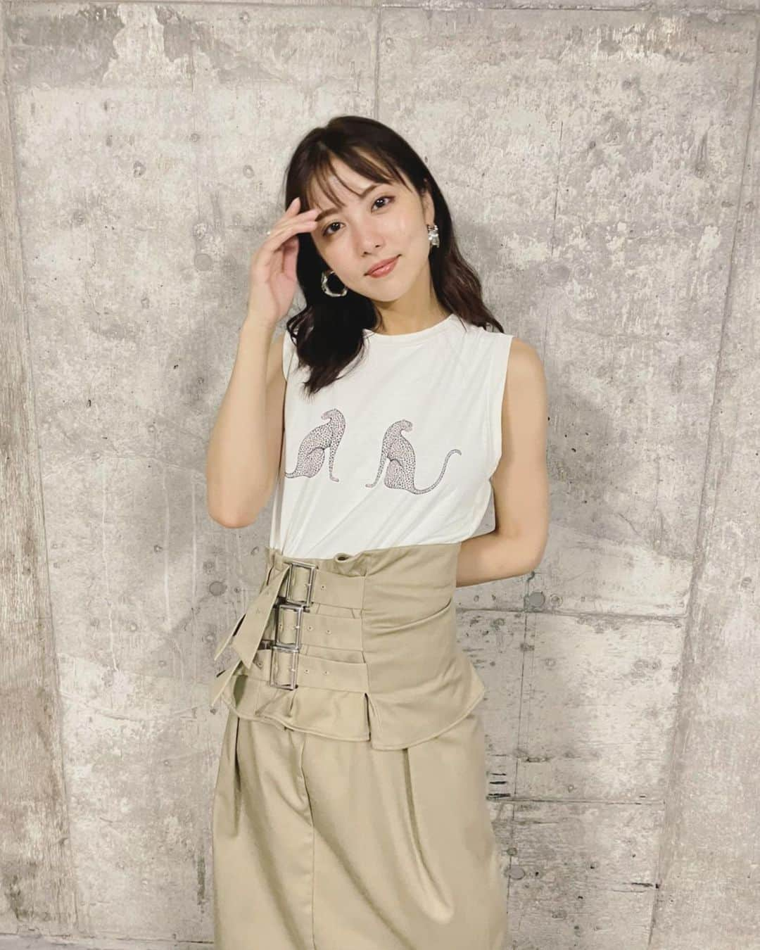 石川恋さんのインスタグラム写真 - (石川恋Instagram)「Mix&match fashion 2021 Summer🌻 メインTシャツ▶︎▶︎#AmeriVINTAGE スカートとの着回しはシンプルにロングスカートと！ この私服企画、もう夏終わっちゃうのに 残りの夏ver.UPするの忘れてたよ〜〜 駆け込み😳😳 まだもう1パターンあるので後ほど❤️‍🔥笑 #StyledbyRen #ootd  styling support & photo by @kon_543」8月31日 19時06分 - ren_ishikawa