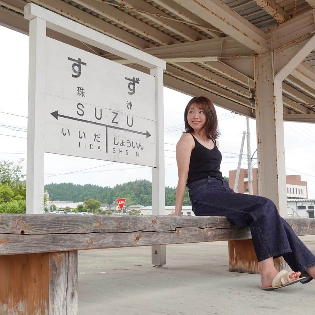 的場絢香さんのインスタグラム写真 - (的場絢香Instagram)「＼ 旧珠洲駅！ ／ 　 珠洲市の道の駅すずなりには、 平成17年まで使われていた のと鉄道の線路やホームが そのまま残されているんです🚉🍃 ⁡ ⁡ YouTubeにupしている 7月の夏休みに行った能登ひとり旅、 たくさんの方に見ていただけて嬉しいです！ ありがとうございます💕 ⁡ 2日目の動画は、珠州・輪島の旅。 ▶︎ @ayaka_matoba  プロフィールのURLから飛べます✈︎ ⁡ _ _ _ #的場絢香のマトナビ #石川県 #珠州 #能登」8月31日 19時00分 - ayaka_matoba