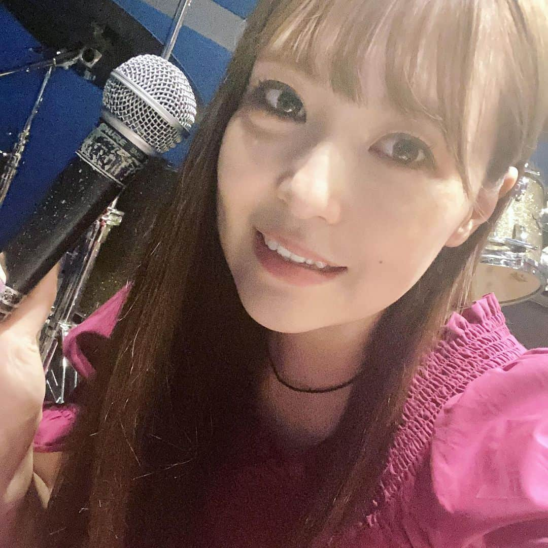 黒崎真音のインスタグラム：「GOOD EVENING! . スタジオに行ってきたよー❣️ . 色々楽しみになる時間でした . もうすぐ9月♡ #maon11th #studio」