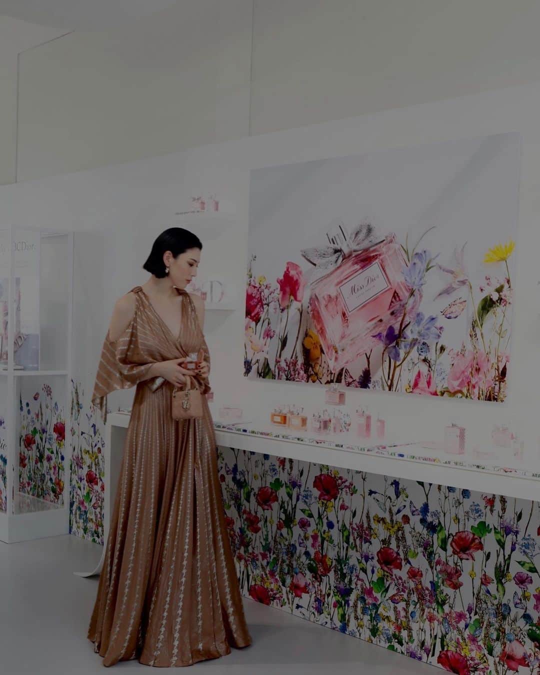 三吉彩花さんのインスタグラム写真 - (三吉彩花Instagram)「💐Miss Dior The New Fragrance💐  新たに生まれ変わるミスディオール。 非現実的で優雅な世界へと一瞬で導いてくれる空間はとても特別な時間でした。 ミスディオールの香りで美しい花を纏ったような気持ちに☺️  @diorbeauty @dior  #diorjoaillerie #ミスディオール  #ミスディオールアートイベント」8月31日 19時16分 - miyoshi.aa