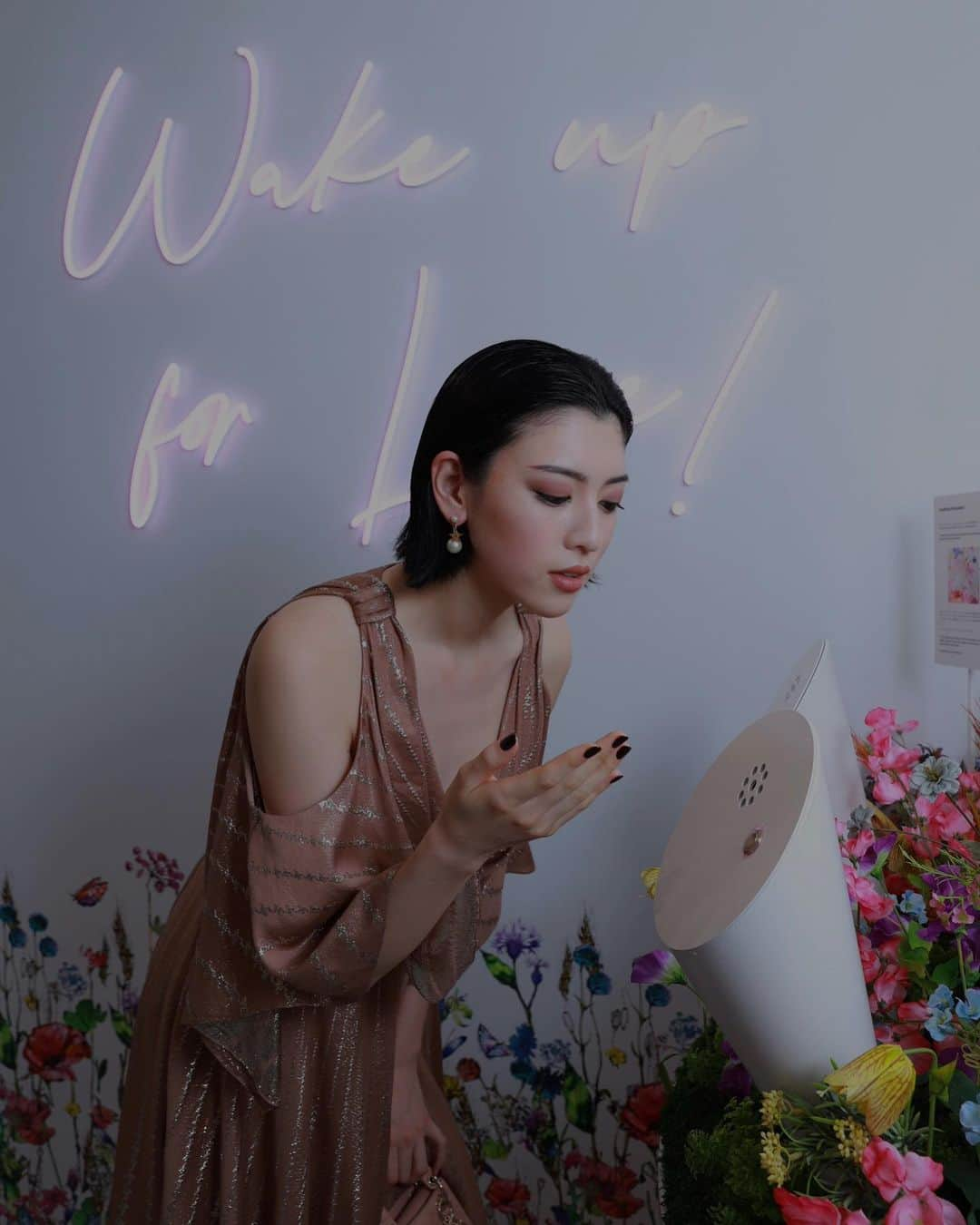 三吉彩花さんのインスタグラム写真 - (三吉彩花Instagram)「💐Miss Dior The New Fragrance💐  新たに生まれ変わるミスディオール。 非現実的で優雅な世界へと一瞬で導いてくれる空間はとても特別な時間でした。 ミスディオールの香りで美しい花を纏ったような気持ちに☺️  @diorbeauty @dior  #diorjoaillerie #ミスディオール  #ミスディオールアートイベント」8月31日 19時16分 - miyoshi.aa