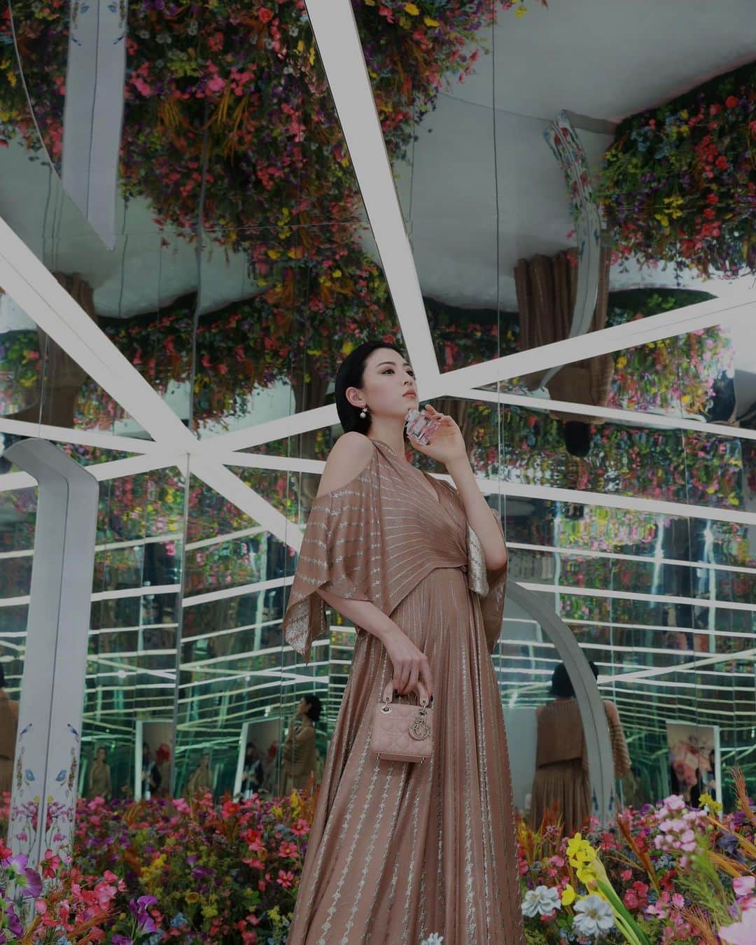 のインスタグラム：「💐Miss Dior The New Fragrance💐  新たに生まれ変わるミスディオール。 非現実的で優雅な世界へと一瞬で導いてくれる空間はとても特別な時間でした。 ミスディオールの香りで美しい花を纏ったような気持ちに☺️  @diorbeauty @dior  #diorjoaillerie #ミスディオール  #ミスディオールアートイベント」
