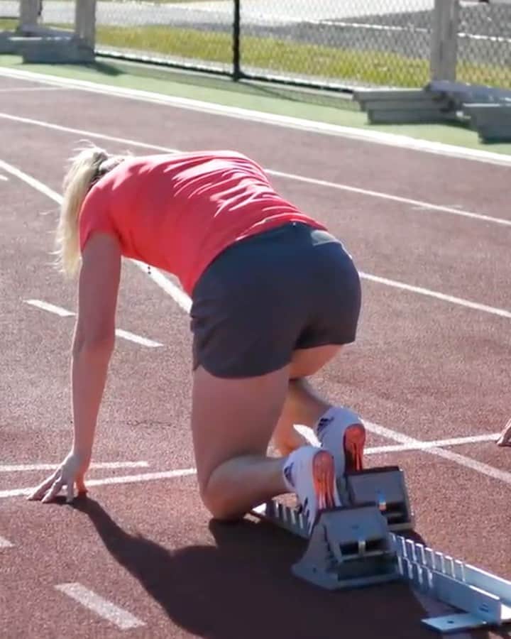 サリー・ピアソンのインスタグラム：「What hurts now, will one day be your warm-up.  When you train hard enough, you know when you are done.  Enjoyed this day. Even took time in between sets to check form.   Because you can practice for hours every day, but if you're practising the wrong technique, all that happens is you become really good at doing something really bad. Take the time to perfect your craft.  #athletes #hurdles #hurdlesonly #athleteslife #athletesunfiltered #hurdlestraining #hurdlesquad #hurdledrills #hurdlers #sprinting #sprinting #trackandfield #track #trackandfieldlife」