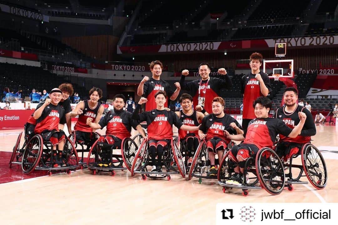 のインスタグラム：「予選2位通過 たくさんの応援ありがとうございました🙏🙏  明日 20:45vsオーストラリア🇦🇺 負けられない試合始まります🔥 家族でも友達でも、あなたの周りの人を巻き込んで！ みんなで一緒に戦ってください👊 よろしくお願いします！  今日 20:45から女子の試合あるから応援してね🇯🇵🔥  #tokyo2020 #paralympics #wheelchairbasketball #basketball #japan #tokyo #東京2020 #パラリンピック #車いすバスケットボール #バスケットボール #日本 #東京」