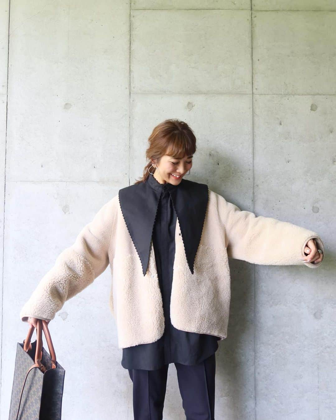 Mai Wakimizuのインスタグラム：「エコファーコートは3色展開。ラストはbeige.実際1番使いやすいとなると肌馴染みの良いこのbeigeな気がする♡カッコ良さが強めな上下black coordinateに合わせると一気に優しい印象に＼(^o^)／big襟を出したこのスタイリング、新鮮♡こちらもリバーシブルです♡ #wakkinstyle#ootd#coordinate outer:#linkable @linkable_official(9月2日〜予約販売予定) tops&pants:#linkable @linkable_official(近日発売予定)」