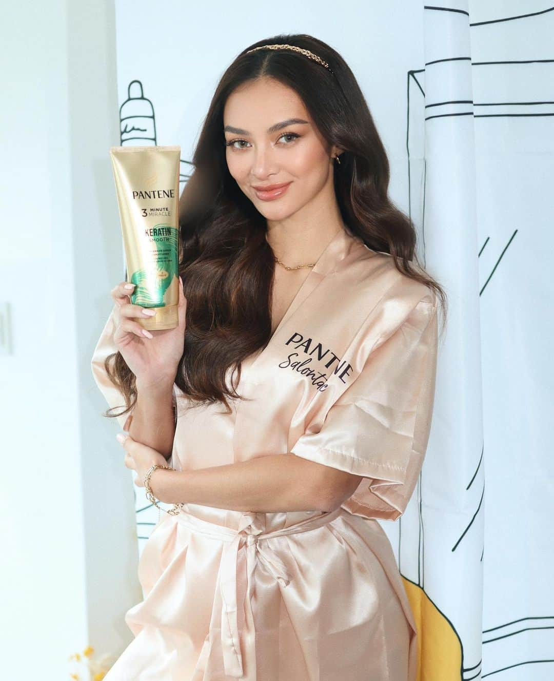 カイリー・バーゾサさんのインスタグラム写真 - (カイリー・バーゾサInstagram)「I got my Miss International crown 👑 in 2016, but I got my crowning glory 💁🏻‍♀️ from @pantenephilippines! I conquer every day like a true Keratin Queen with the help of my very own #SalontasticAtHome kit.  Swipe to see my secret to #Salontastic hair that’s effortlessly soft, smooth, straight and without lagkit! So happy with this NEW Pantene 3 Minute Miracle Conditioner! Give your hair the salon treatment it deserves today, too. 🤍 #panteneph」8月31日 19時45分 - kylieverzosa