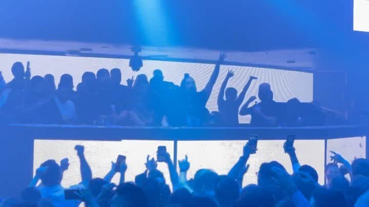 のインスタグラム：「🎧Steve Aoki先輩 in Las Vegas🇺🇸 @steveaoki @hakkasannightclub  . フィリピン🇵🇭のフェスで 共演したぶりの青木パイセン 圧倒的なパフォーマンスで フロア爆盛り🔥🔥🔥 . ベガスはもうコロナ前と 同じ日常の風景ですね😊 . #steveaoki #hakkasan  #hakkasannightclub #dj」