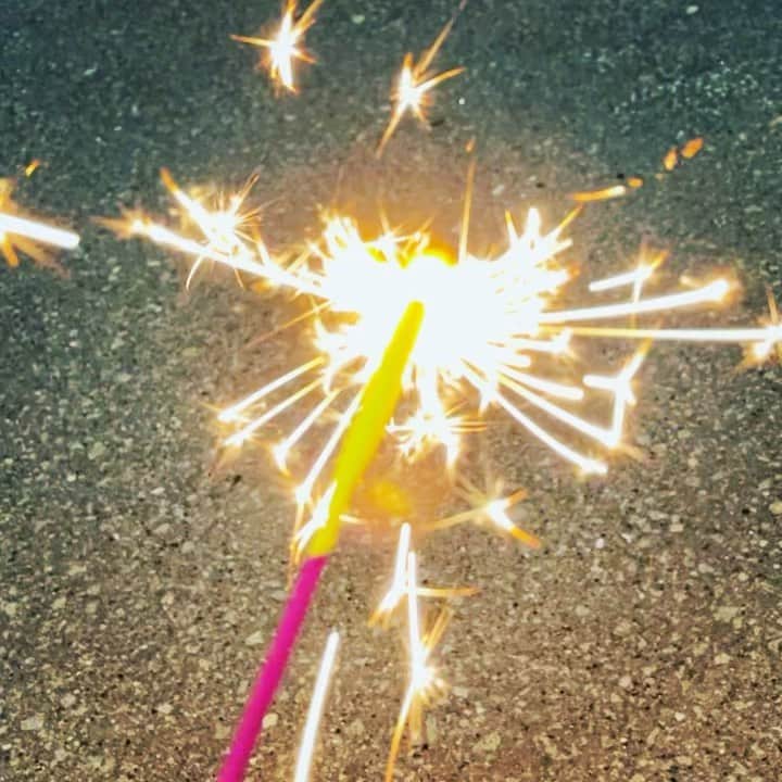 美雪ありすのインスタグラム：「久しぶりの手持ち花火🎆　 きれい✨　  #花火　 #夏の終わり」