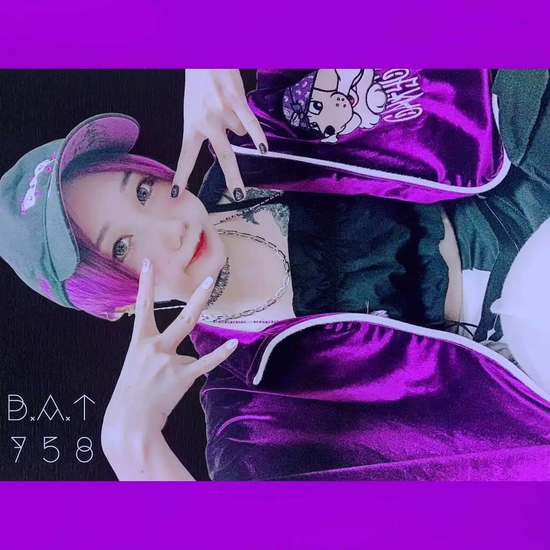 のインスタグラム：「⛩ Bad Ass Templeのオタクちゃん ⛩  ナゴヤハンドサインで“BAT”と“758”になるネイルはいつもお世話になっておるミーツェネイルさん💅✨レースチョーカーと白黒鯱鉾のジャグアアートは深夜美容室TAMAさんにて🏯✨マスクストラップはお手製〜〜😷✨  今月はライブにステにラジオにと供給が多くて大いに活力をいただいたし、日々色んな感情をもらい人前に立つことへの学びもあり大変感謝しております…  ヒプステ–track.3-のとき事務所とかスナックしろくまの大画面でずっと配信公演流してたら数人が荒牧さんのファンになっていったり、今回のステライはワクチンの副反応でのたうち回ってる間のBGM(バックグラウンドムービー)にさせてもらったりと、より楽しく生きさせてもらえてありがたや🌈  #badasstemple #ヒプノシスマイク」