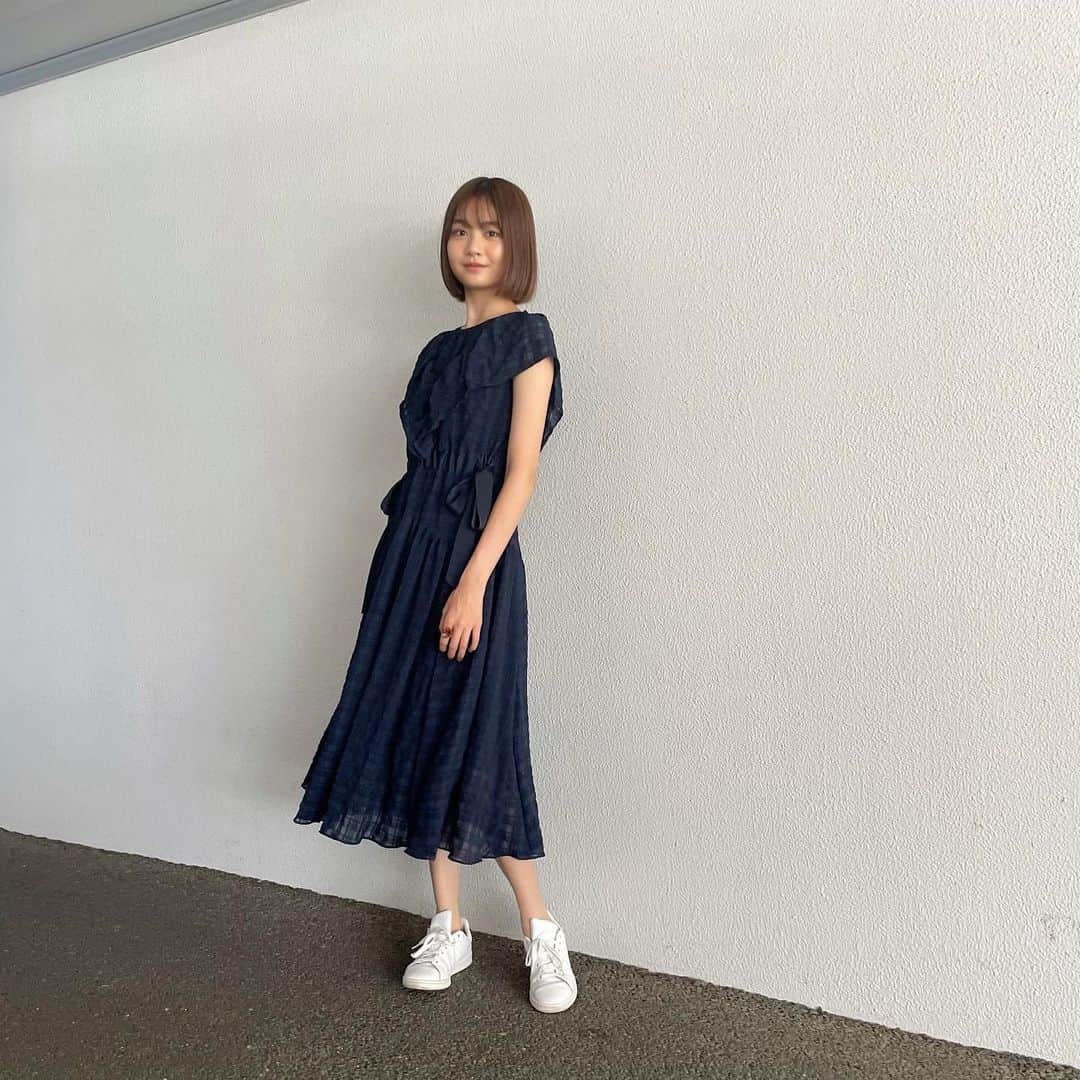 のインスタグラム：「大人なネイビーが最近気になってる☺︎  #安村真奈 #ネイビー #ワンピース」