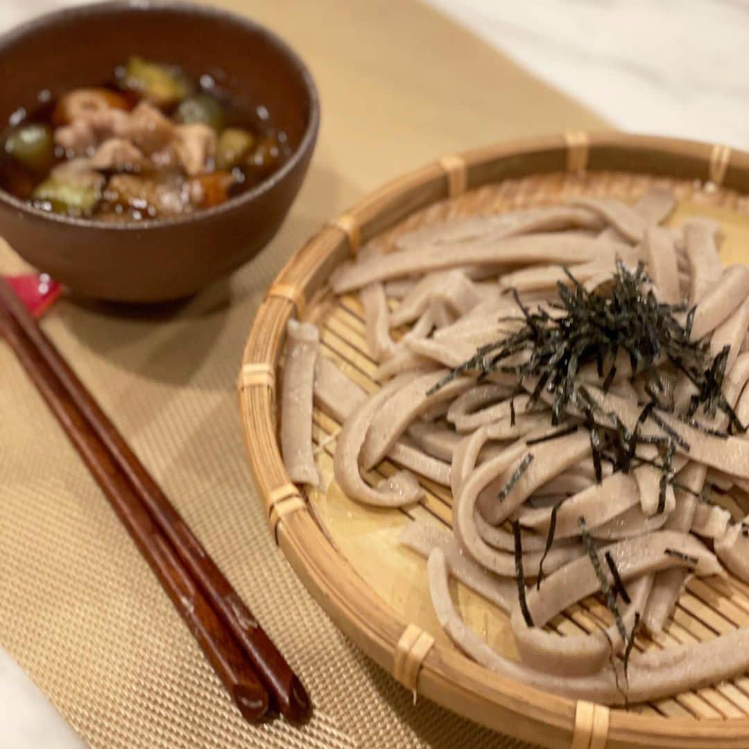 のインスタグラム：「・  たこ焼き作りが楽しかったようで 今度は蕎麦打ちを♡ こども達が作った蕎麦は太くてコシがあり 食べ応え充分でした👏✨  温かいつけ汁は豚バラ、トロ茄子、長ネギを💕 甘めに作ったらこども達に大好評でした。 トロ茄子がとろとろだったよ😍😍😍  #stayhome #晩ごはん #おうちごはん#蕎麦 #温かいつけ汁が好き#❤️」